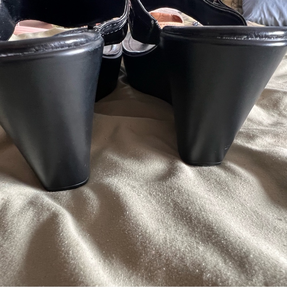 Guess Ladies Sandals - Picture 3 of 10